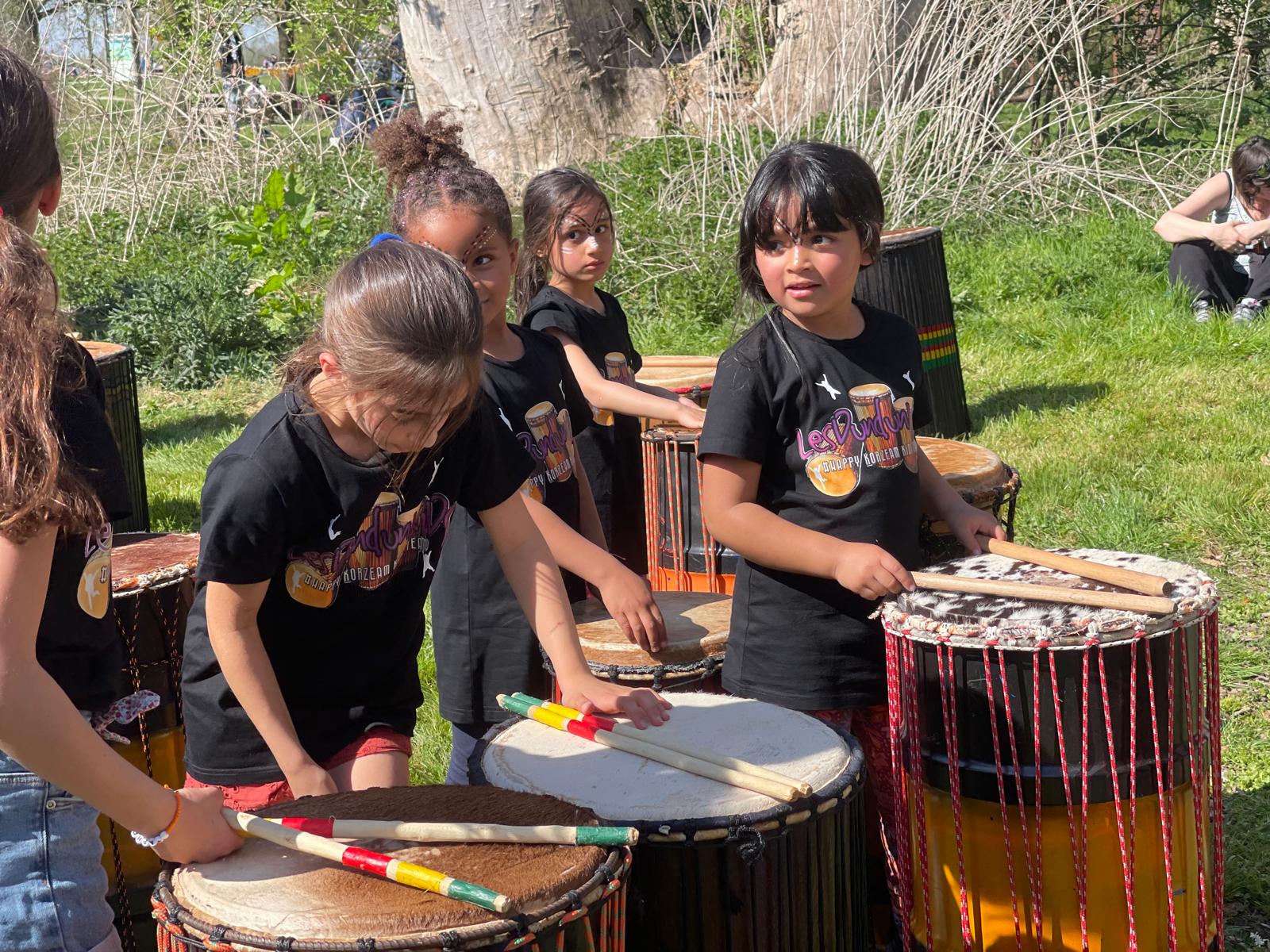 DUNDUNKIDS 2025 KORZEAM La troupe DUNDUNKIDS est un joyeux collectif de jeunes artistes motivés qui allie danse et percussion !! le mix parfait pour développer la motricité et l'écoute chez vos kids !